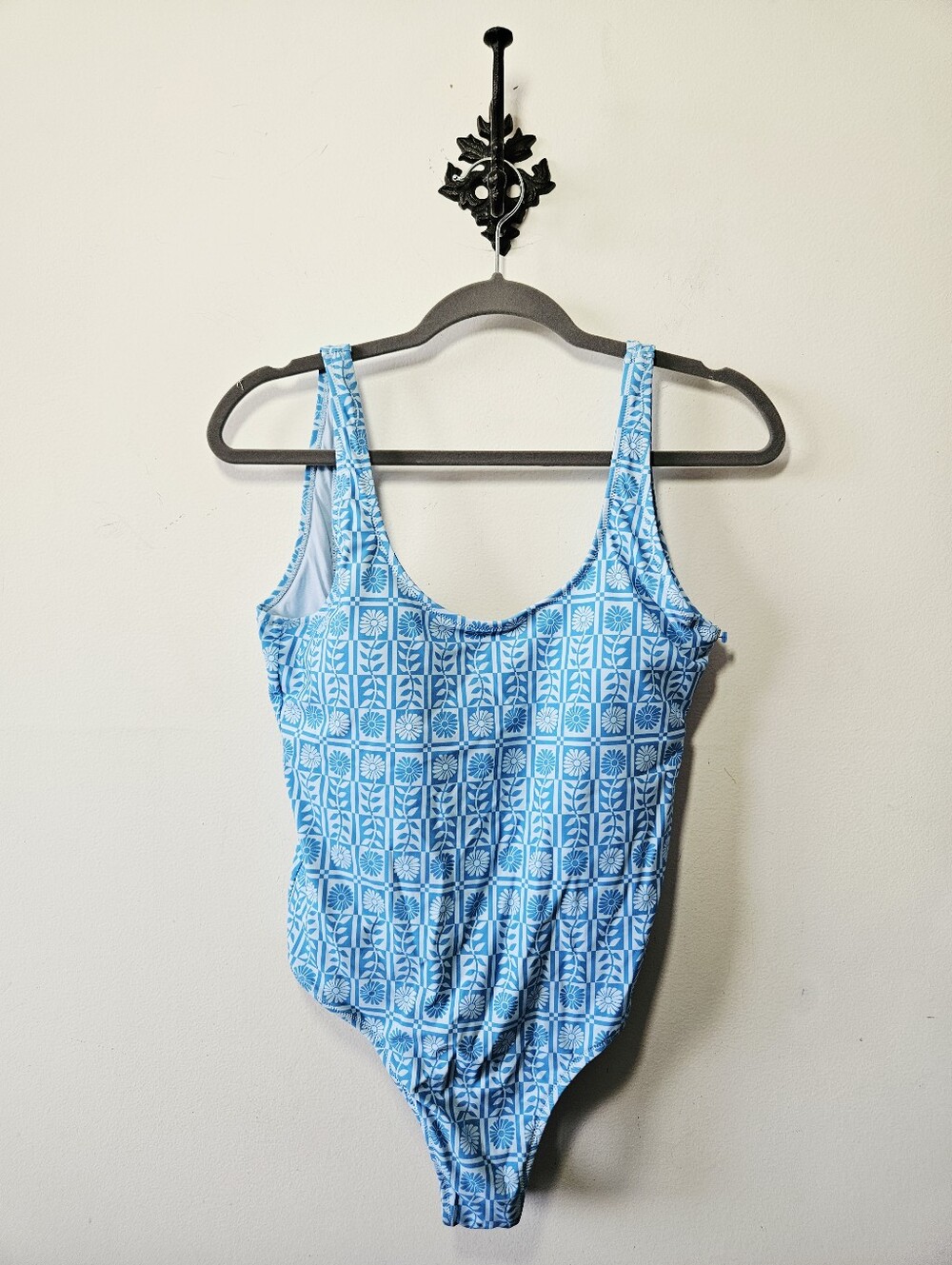 NWT Rhythym Blue Floral One Piece Swimsuit Size XL Low Back Scoop Neck - Picture 2 of 5
